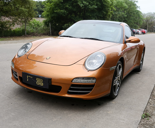 保時捷911輪轂卡鉗噴漆、紅色安全帶、車窗飾條貼亮黑色膜